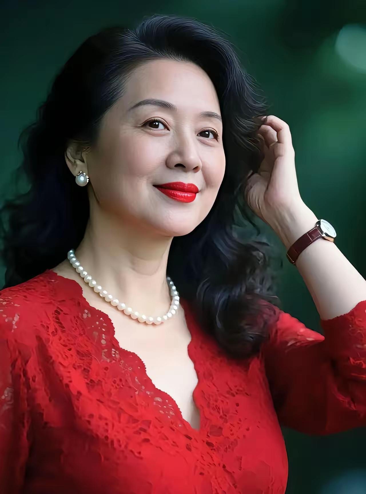 雍容旺夫财运到，贤妻容貌温柔娇。高贵典雅心中爱？………………【陪你鸿图步