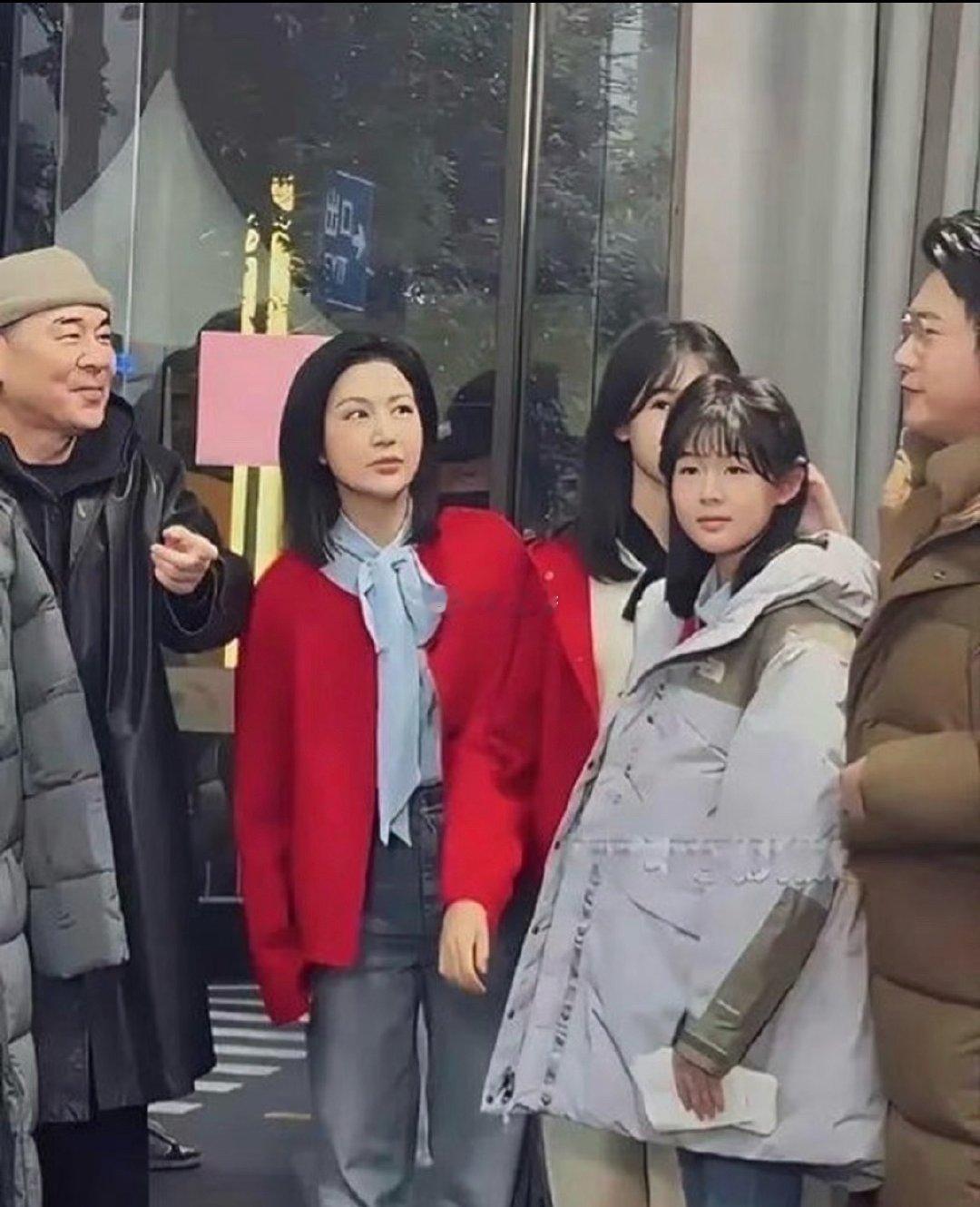 陈建斌看见陆毅的两个女儿，眼里的羡慕藏不住，蒋勤勤的反应亮了​
