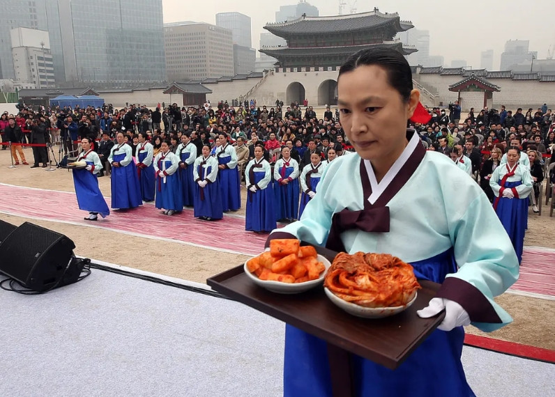 韩国申遗全凉了！专家实锤：泡菜面具啥的老家在中国韩国想给泡菜、假面舞这些东西