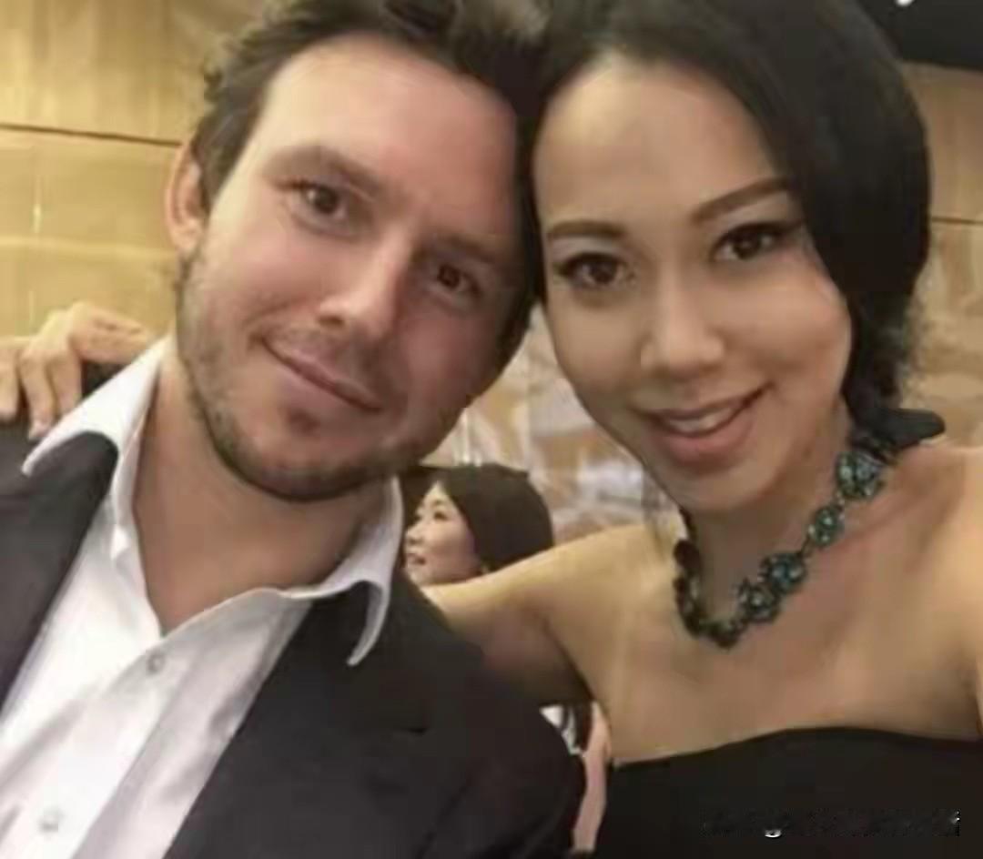 未婚，但已经生了三个孩子。邢嘉倩是香港知名富商邢李原与设计师张天爱的女儿，也是