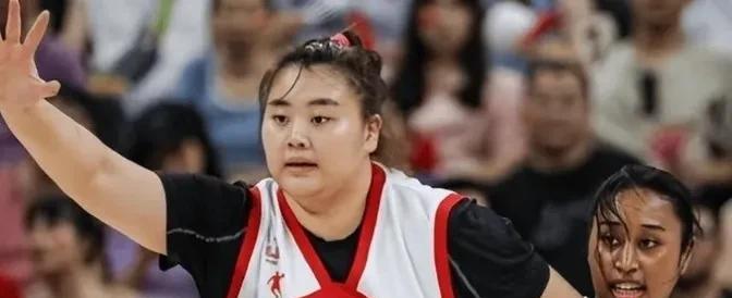关于刘禹彤没能进入中国女篮国家队，我想说说原因。有两个，一是中国女篮优秀中锋比较