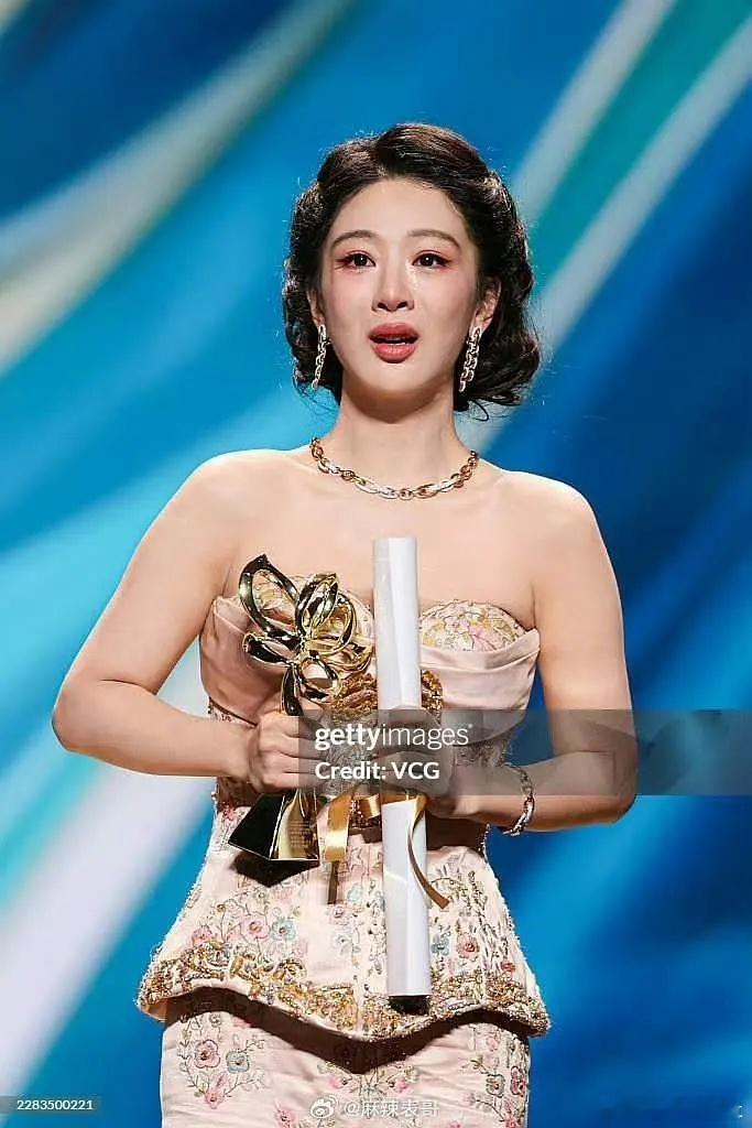 杨紫的演技真好哭的两边都有红印子了