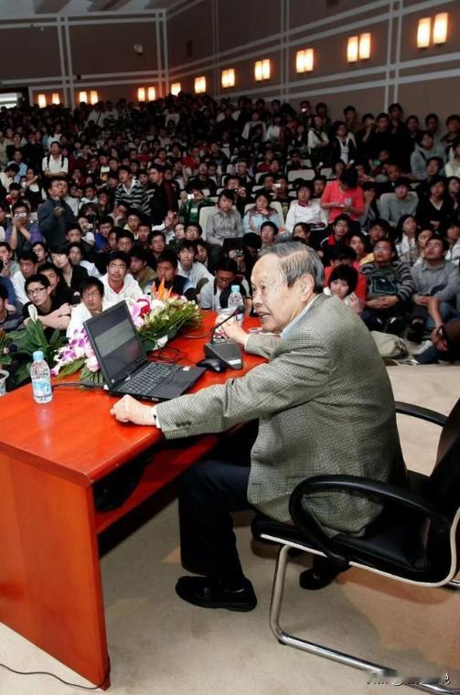 这才是真正的民族脊梁。杨振宁办公室的保险柜，打开，里面不是什么机密文件，是四百万