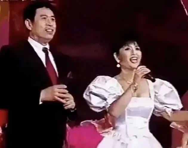 殷秀梅辟谣，程志卸“黑锅”殷秀梅第一段婚姻属于闪婚，她当年做客《艺术人生》栏目