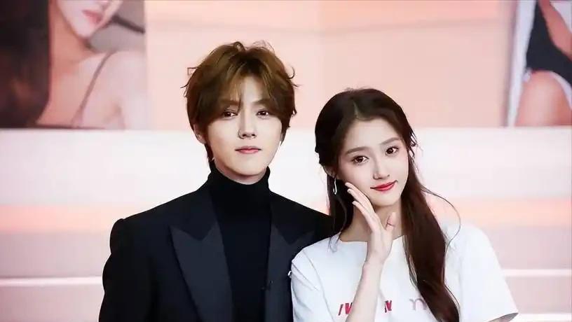 一次教科书级别的分手：沉默震耳欲聋。他们用七年时间，向全网直播了一场体面。鹿