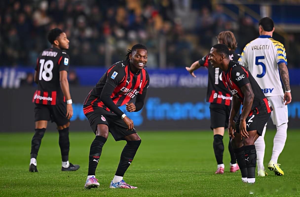 生活手记莱奥一剑封喉，阿莱格里染红离场，AC米兰再度领跑意甲！11月30日25/