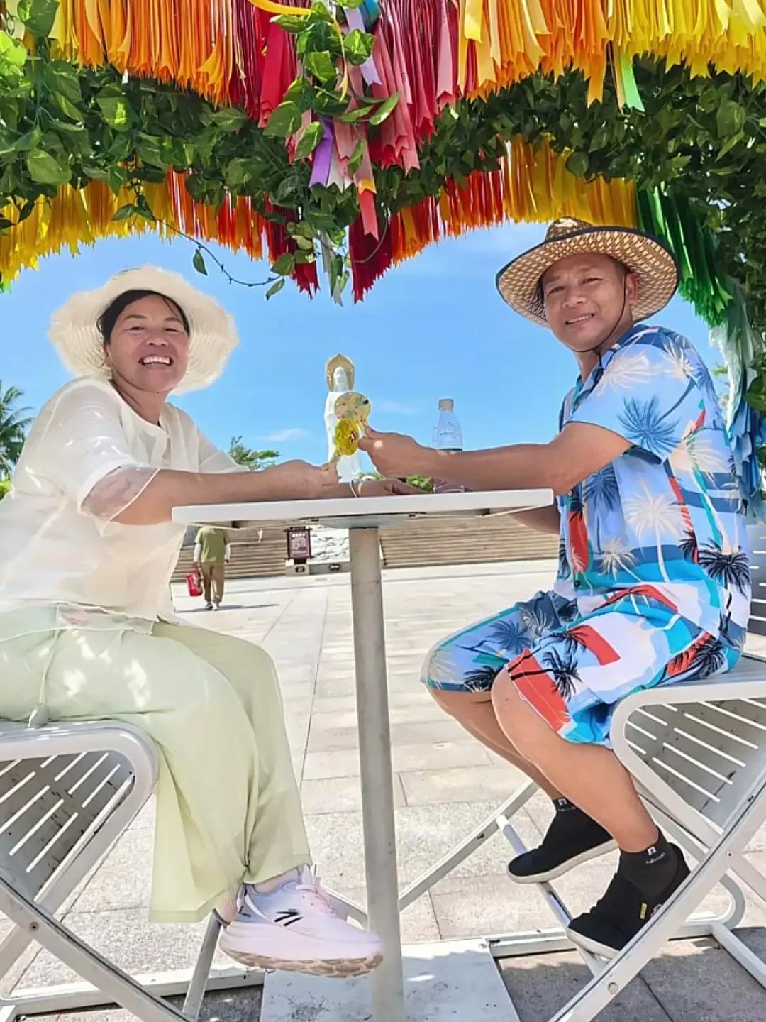 真的替全红婵爸爸妈妈感到开心，终于舍得放下工作出去游山玩水了6月5日，全红婵爸