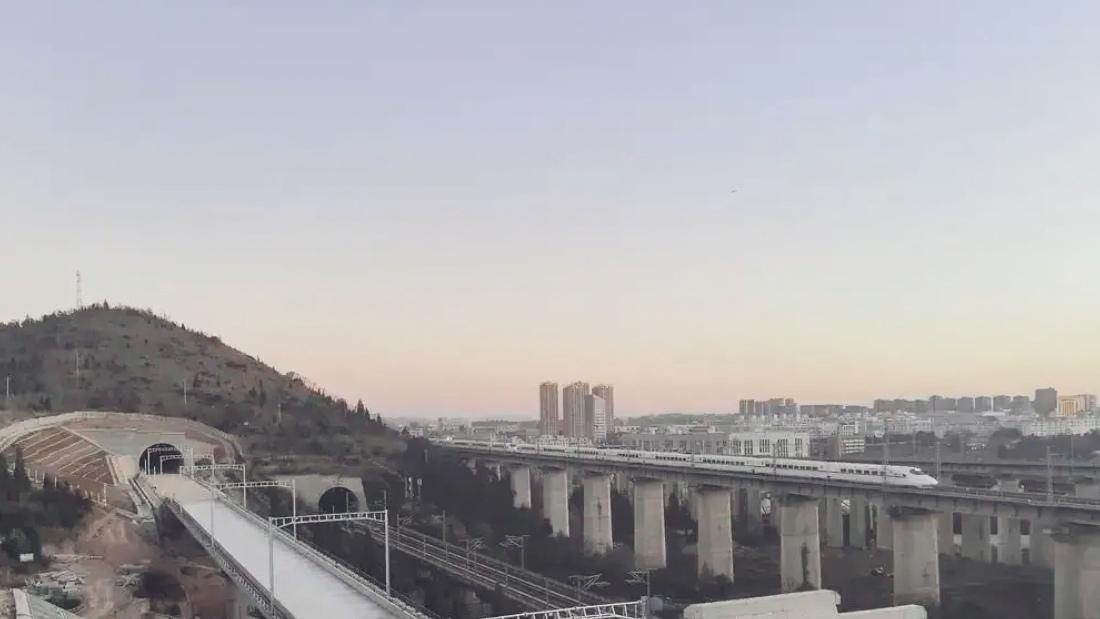 🔥重磅！渝昆高铁冲刺倒计时！云南段隧道即将全贯通，无砟轨道+站后工程同步推进，