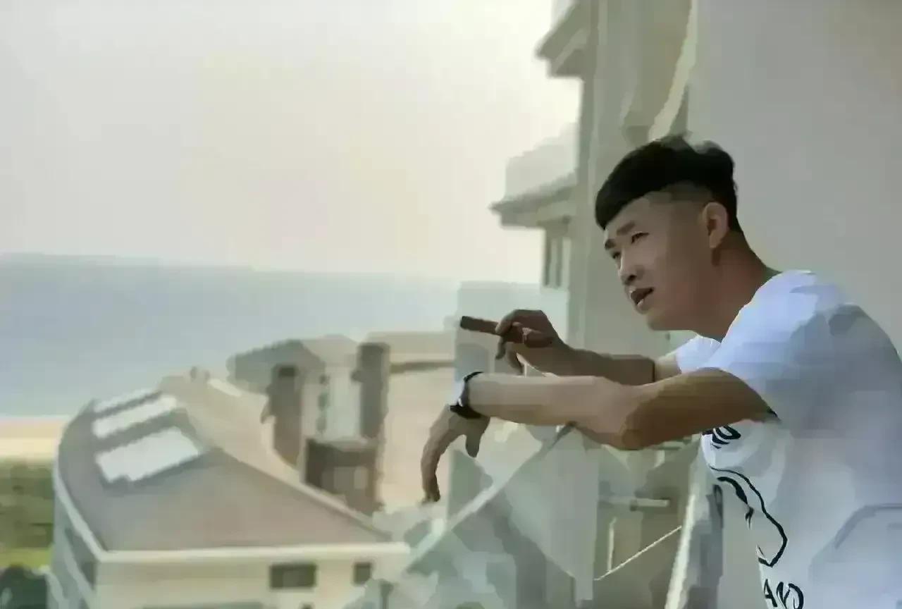 不舍得花钱买流量的张二嫂这几天可逮到话题了，继老婆吴老二回应后，他再次回应仙洋嘲
