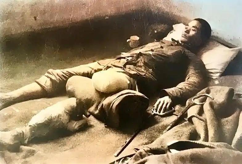 鼻子被割去，肋骨被活活的摘除，小腿被压得扁平，8个人被一根铁丝穿过牙关串在一起，
