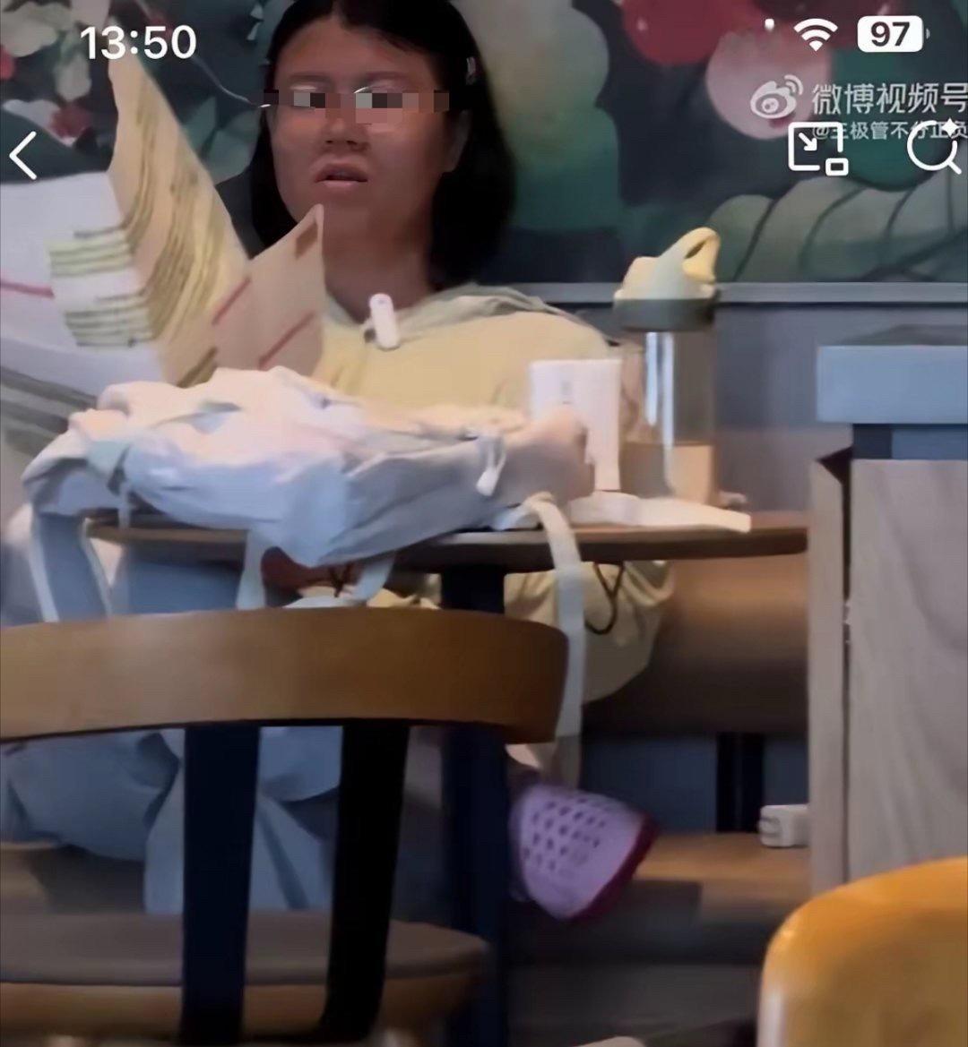 正常人干不出来这事。海口一女子星巴克戴扩音器撑伞背书