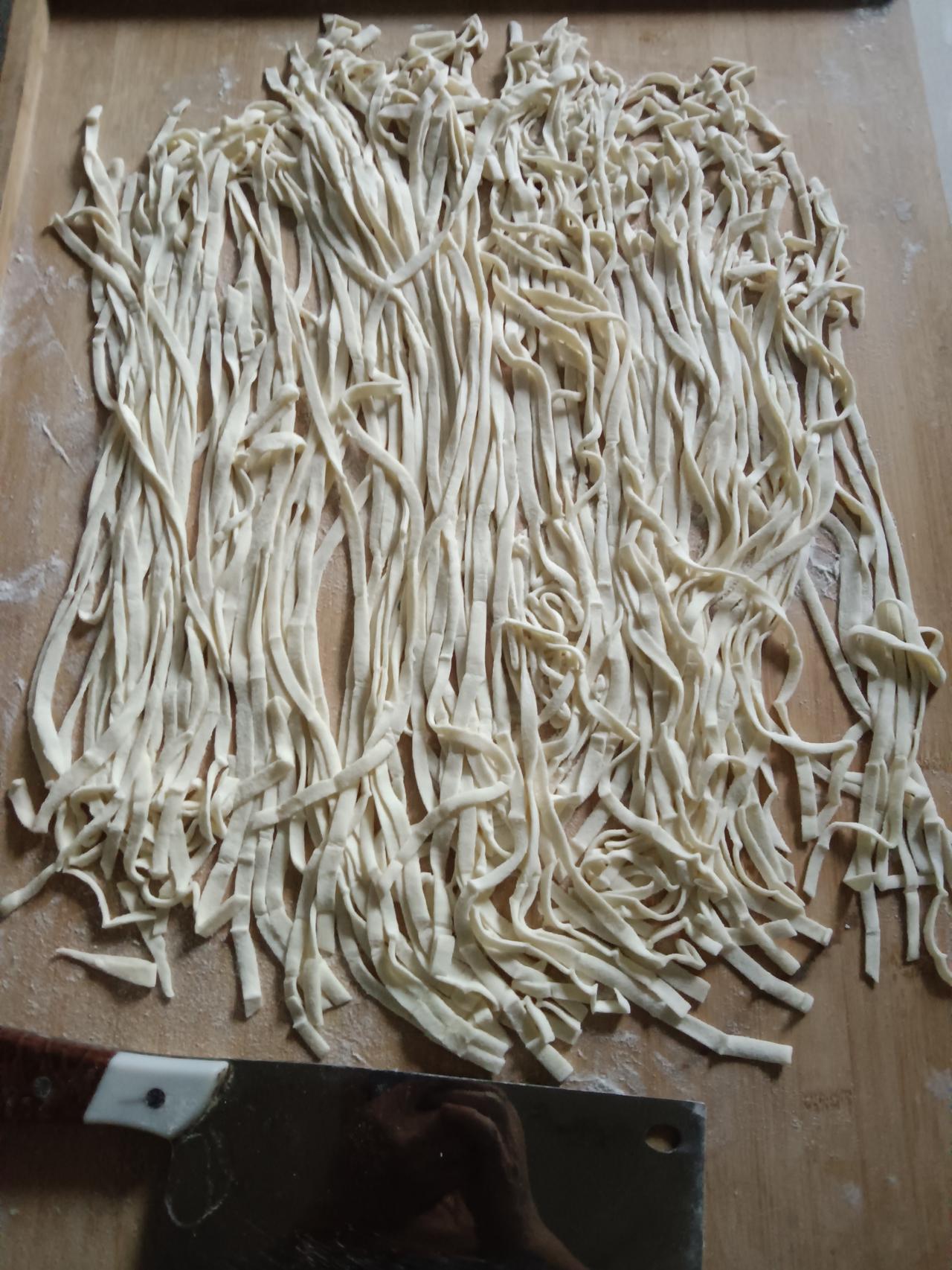 这面条又擀多了你们说怎么办？