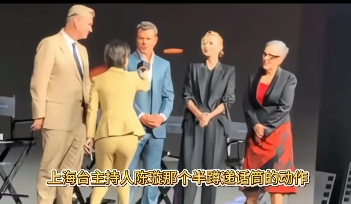 什么叫隐入尘埃？这位女主持人在舞台上采访外国嘉宾时，主动放低身段，全程弯腰谄