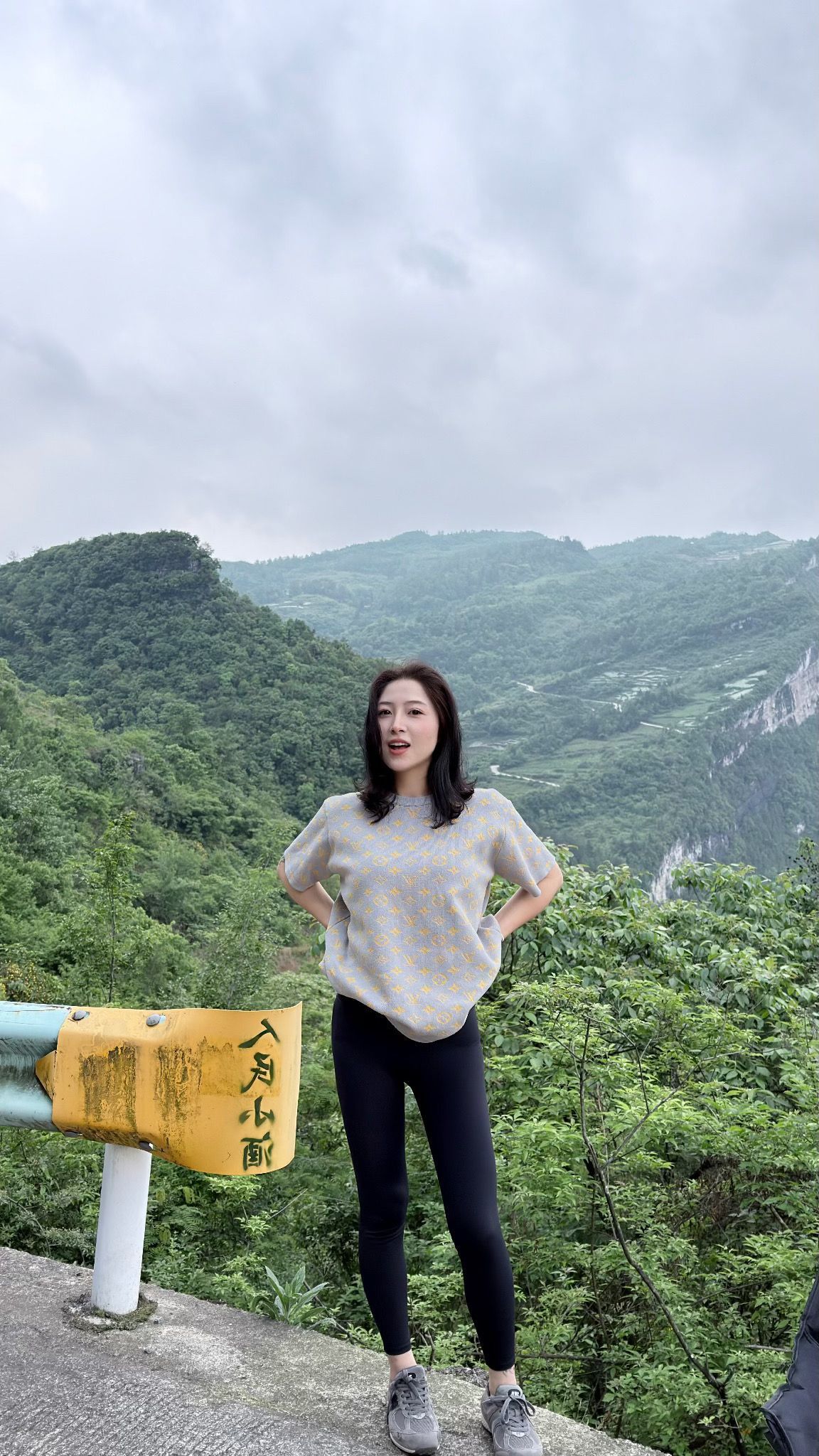苦难教我绝情现实教我谋生。