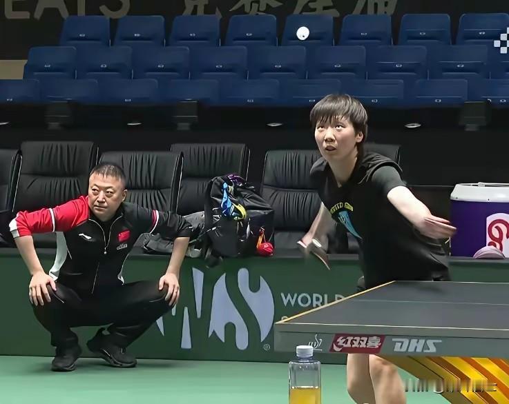 11月29日王曼昱和陈熠对练，旁边站着马琳和孙颖莎！鳗鱼也是牛，一年没有主