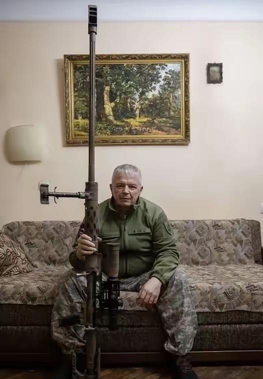 这把巨型狙击枪在乌克兰战场创造了远程狙击新纪录乌克兰战场出现一把大威力狙击枪