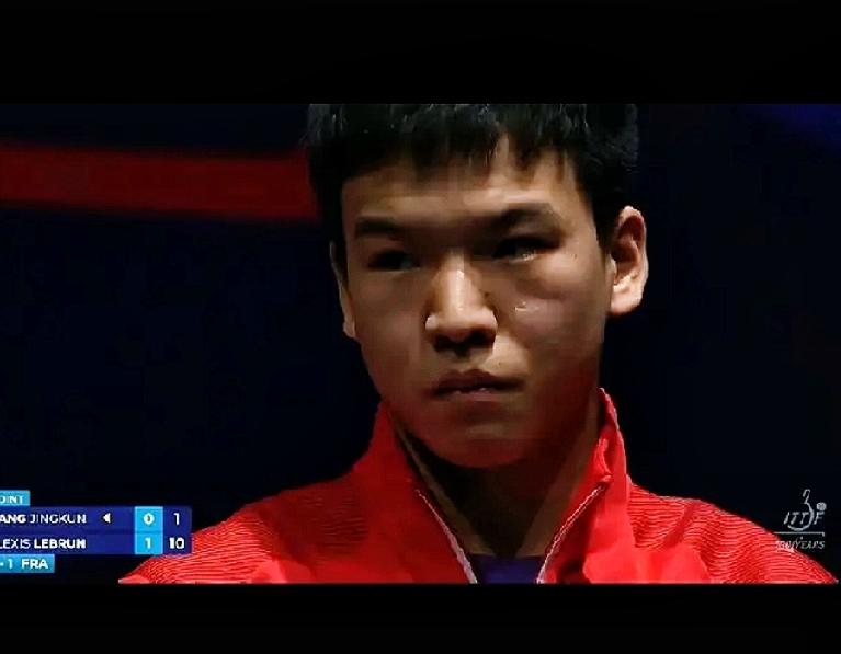 一觉醒来，手机里跳出两个消息。一个是坏消息。另一个也是坏消息。