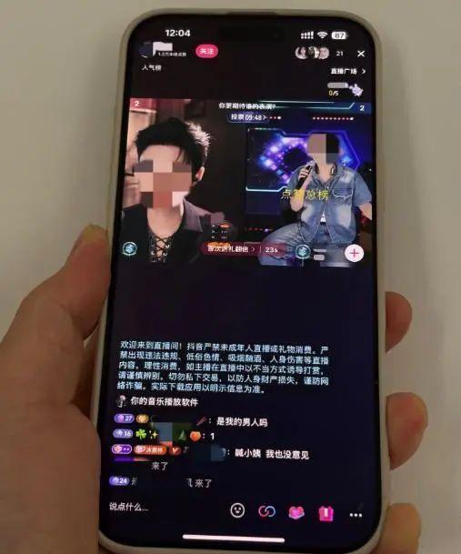 近日报道，43岁已婚女子为22岁男主播疯狂打赏，每月打赏少则3万多元，多则100