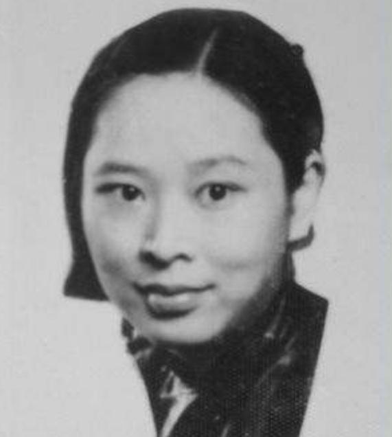 黄埔军校最美女兵身份非凡，曾担任邓颖超秘书并参加开国大典，丈夫竟然是元帅！19