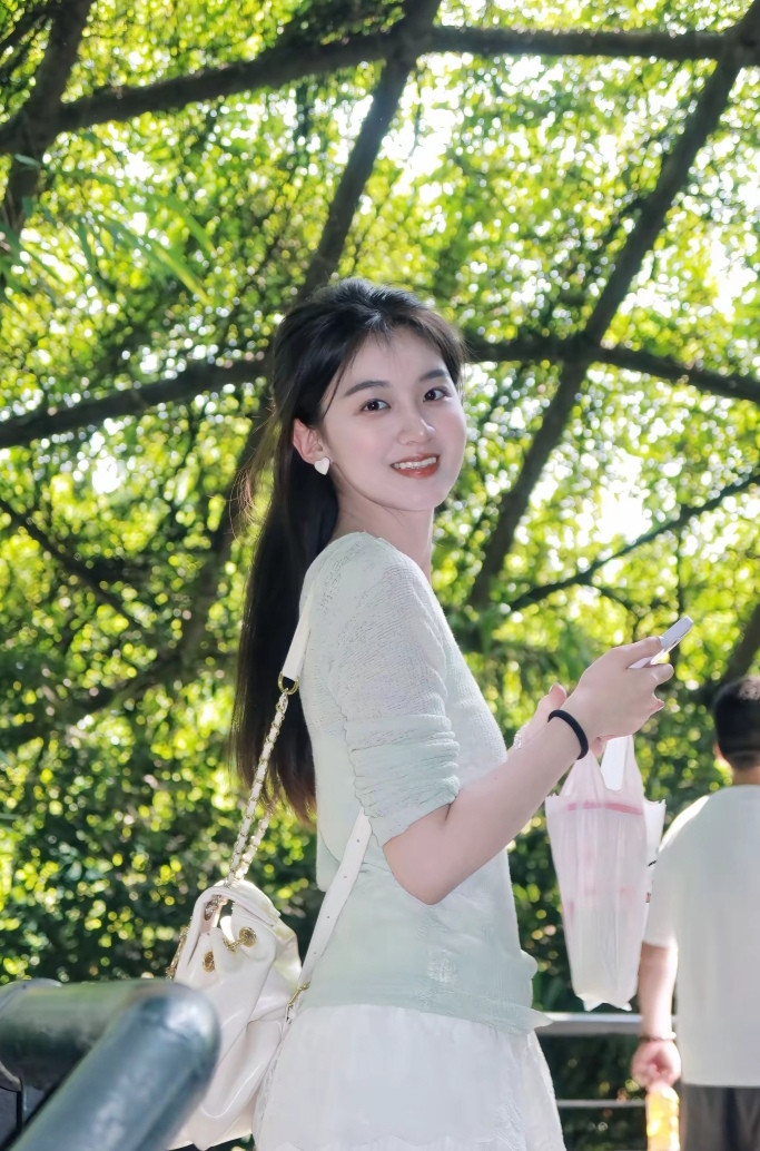 眉清目秀的小姐姐
