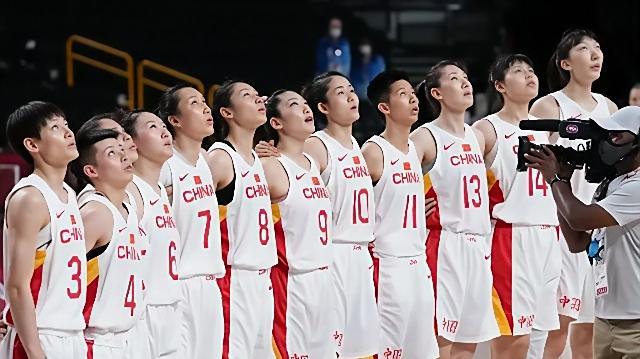 中国女篮公布最新18人集训名单，其中杨力维、王思雨、李梦等功勋老将集体缺席。