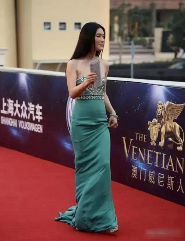 大家还记得她吗？那位曾经明艳动人的大美女，怎么现在也变得这么干瘦和显老了？以前的