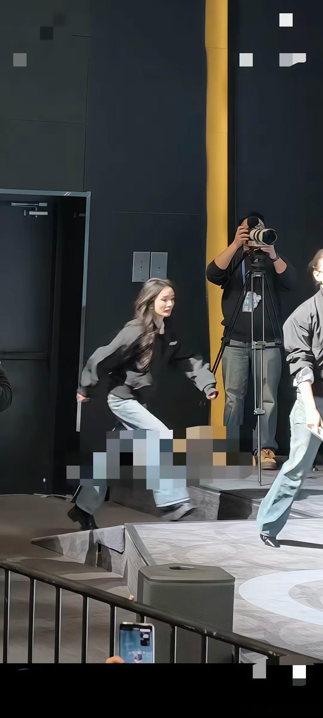 《惊蛰无声》线下活动杨幂跑着上台，能理解发言太尴尬，也不稀奇可唯一不能理解的是，