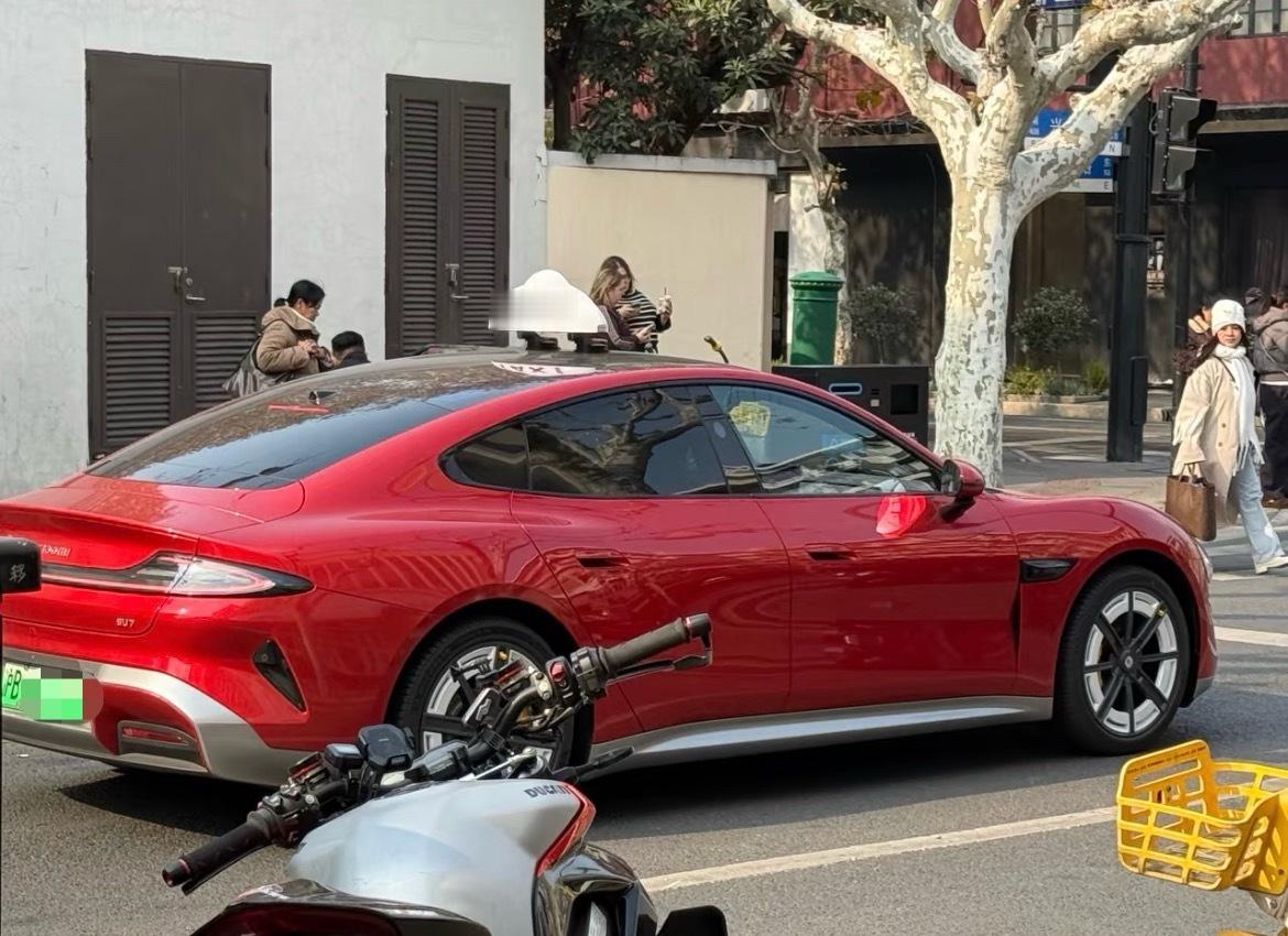 上海首辆小米个体出租车，上海唯一一辆。据说车主已经后悔了，轮毂是8000元选装的