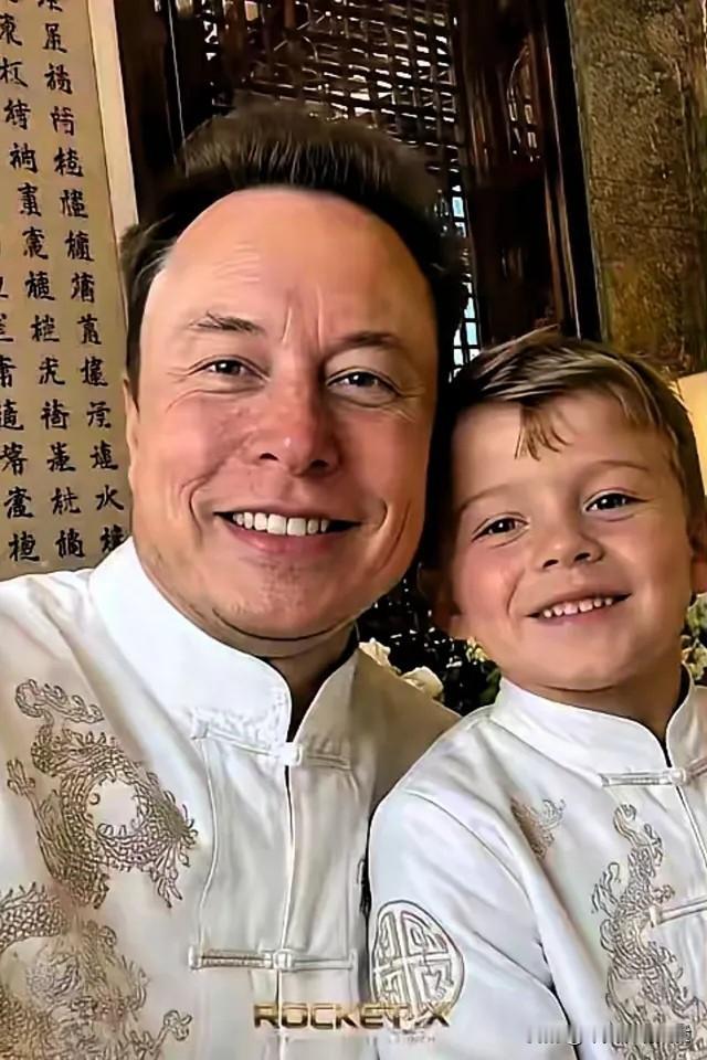 马斯克真的太会了！刚从人民大会堂出来没多久，直接带着小儿子穿一身白中式盘扣上