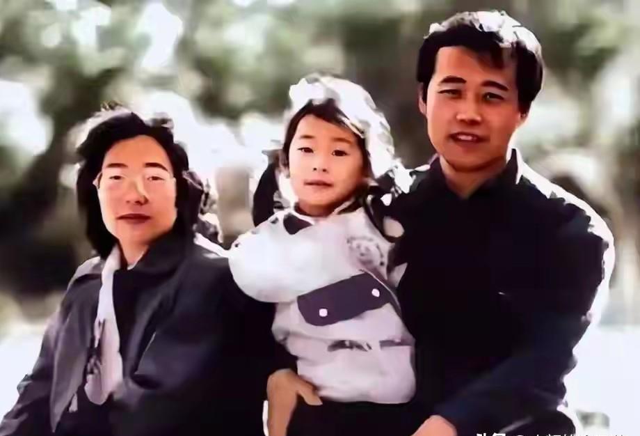 68岁，八块腹肌。和妻子在健身房互相拉伸时，肌肉线条让90后自愧不如。这不是