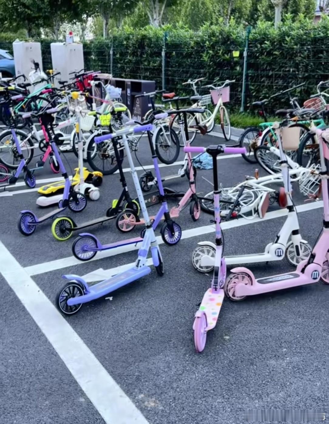 大学生的最新出行方式小时候玩滑板车的人长大了用这个滑板车跑校园跑最带劲了