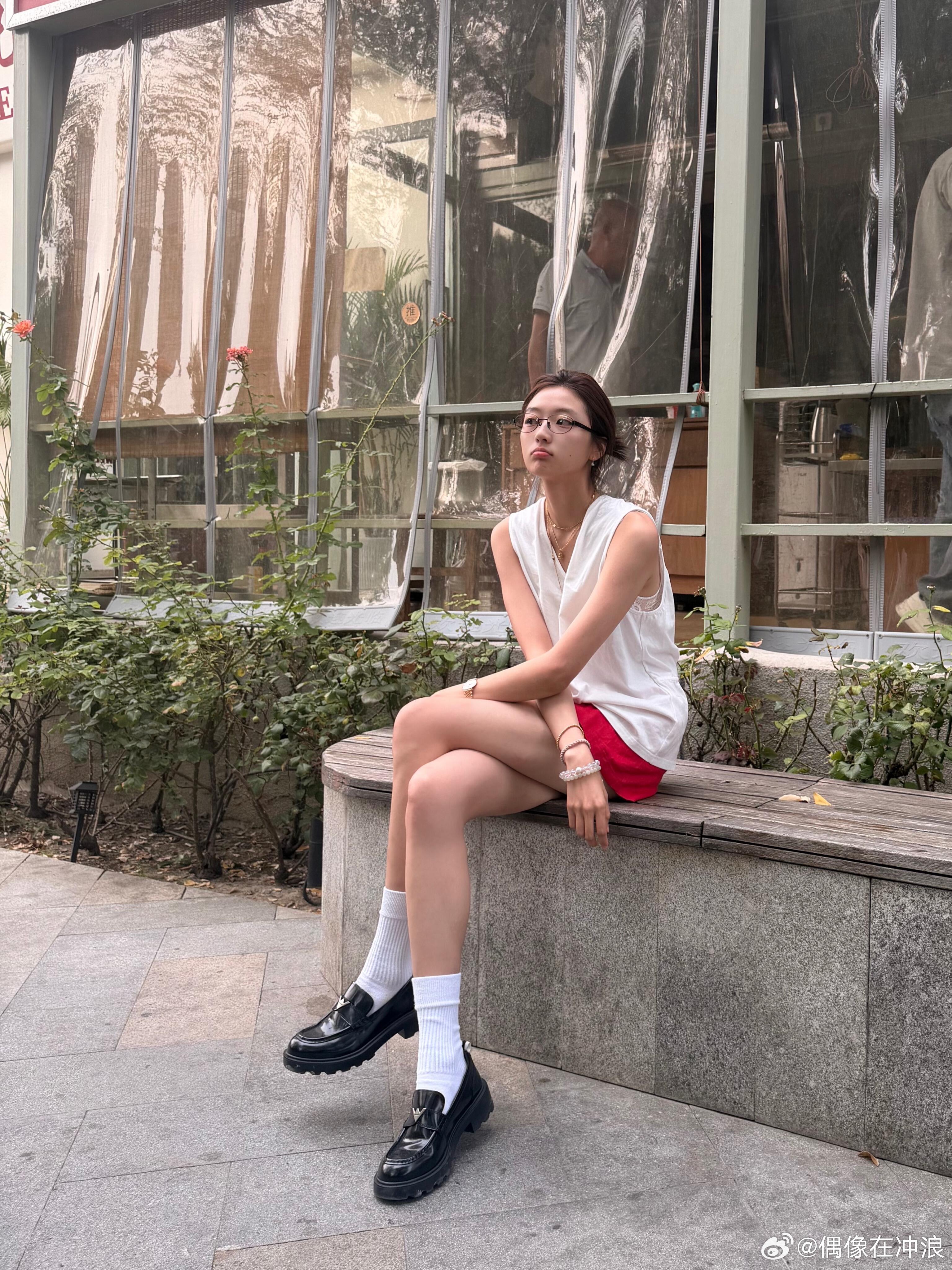 孙千真狗尾巴草戏里伤人的狗尾巴草，在戏外变成浪漫彩蛋，孙千蹲在草丛边搞怪拍照，简
