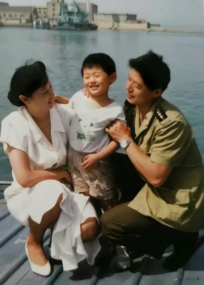 张继科从小就被父母送去学乒乓球，那个年代这家庭的穿着，一看都是条件非常优越的，张继科的父亲也是在济南