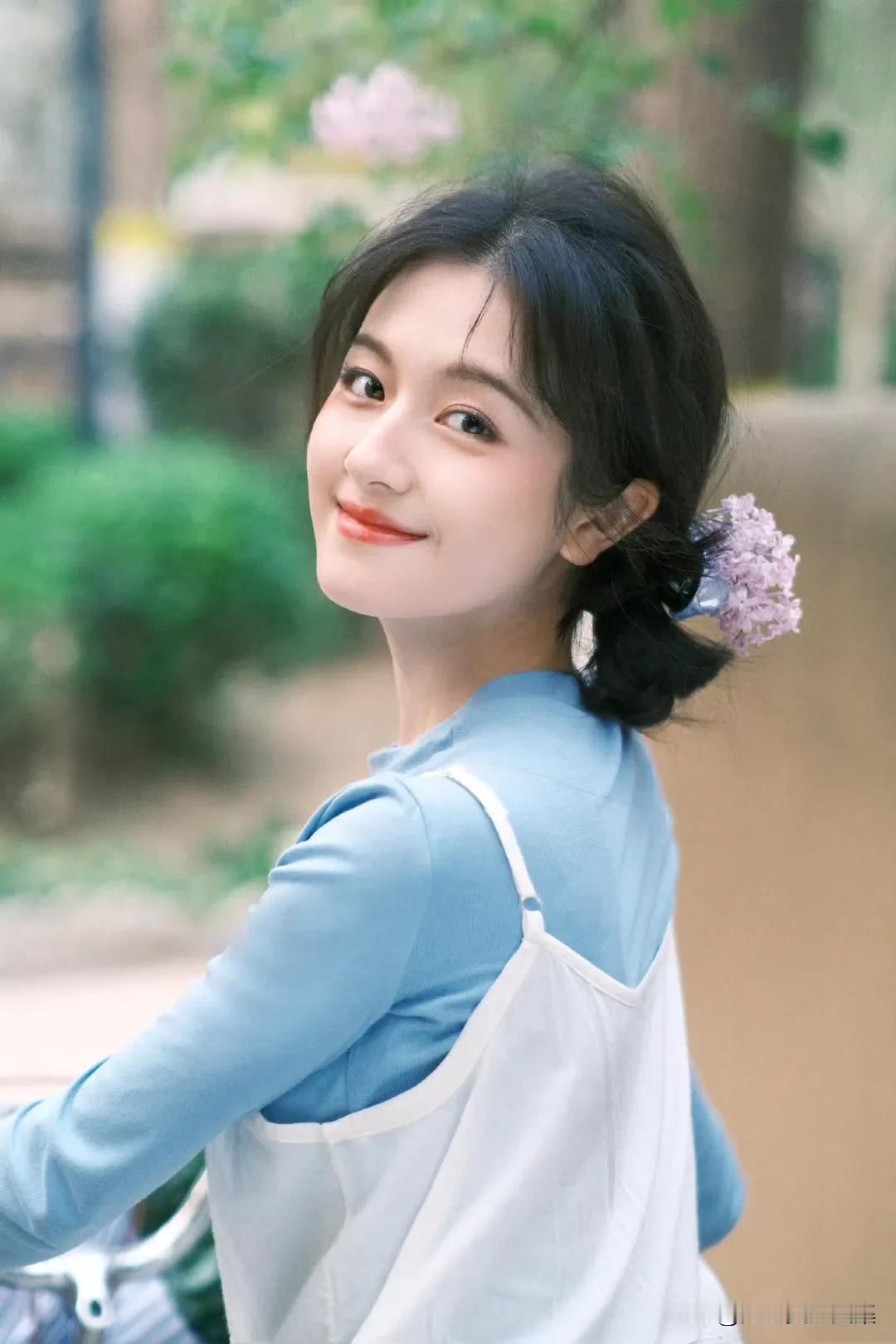 李兰迪这淡蓝的少女感太绝了！她的浅春系穿搭把清新柔美和元气少女感平衡得超棒。像浅