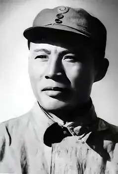1937年，吕正操麾下一个营被日军包围，他正要率部营救，谁知军长却发来电报：“这