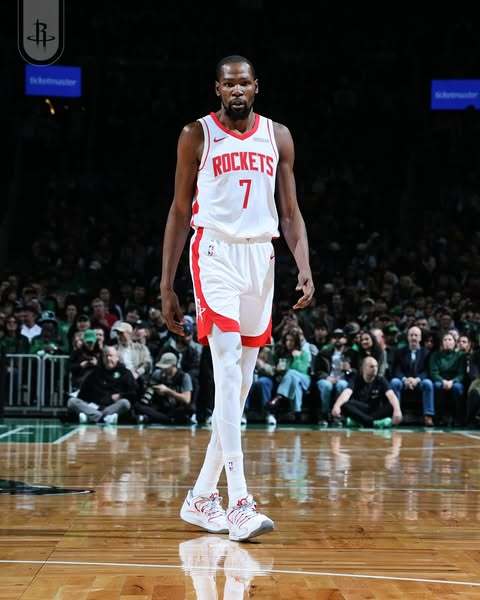 杜兰特赛后接受采访谈到自己之前跟腱受伤后回到球场最难适应的部分：“节奏。比赛节奏