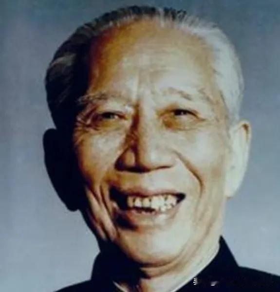 1957年，铁道兵司令王震上将遇到3个海军军官大声喝酒划拳。王司令走上前去，问：