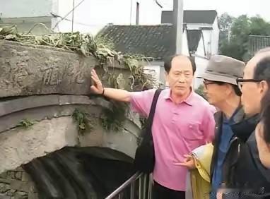 一群韩国老人跪在浙江湖州的古桥边嚎啕大哭，只因桥名和族谱上记载的一模一样——化龙