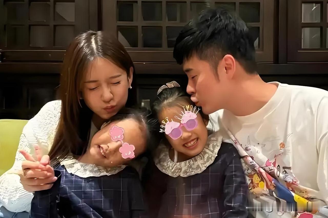 11月19日，陈赫携妻子张子萱和两个女儿到上海迪士尼游玩。同行6人中，还有两位是