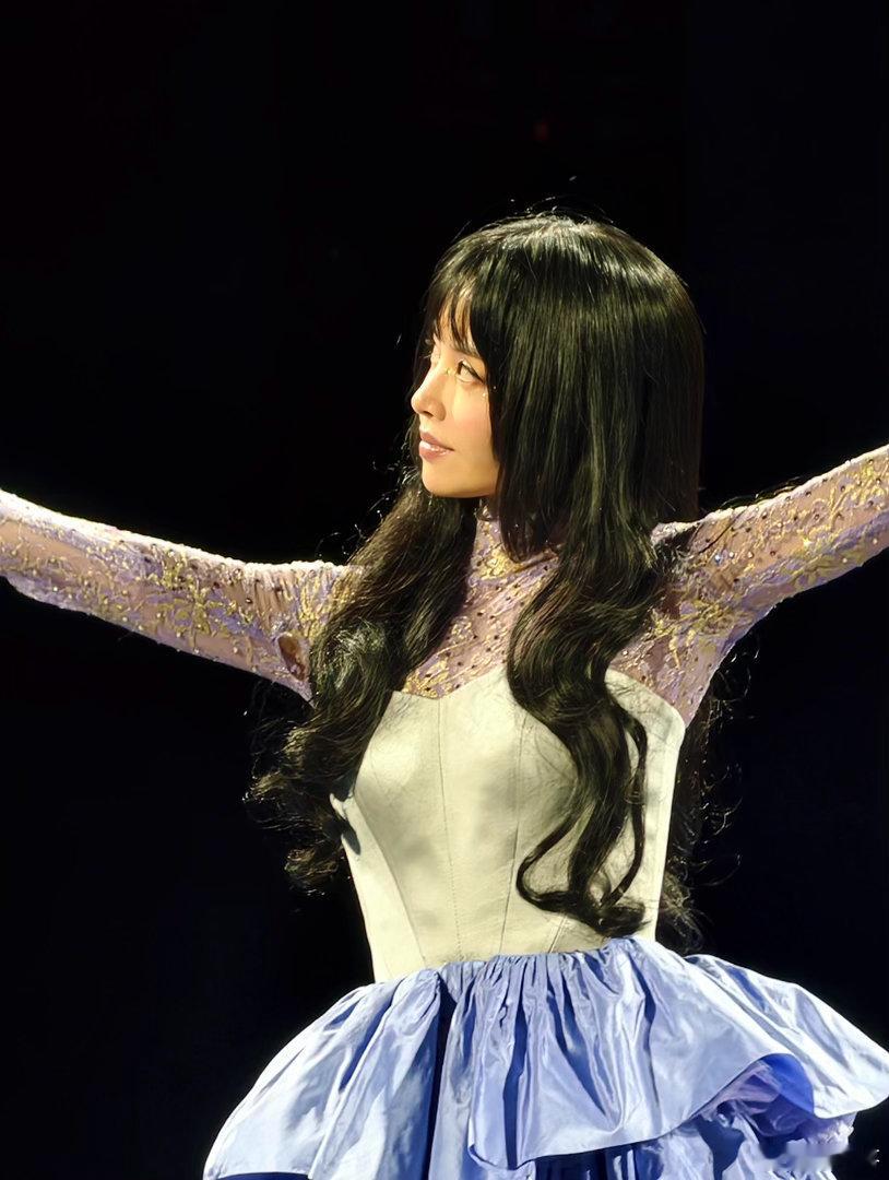蔡依林演出服破了个大洞哦莫，蔡依林在北京鸟巢演唱会的新演出服一边腋下破了个大洞