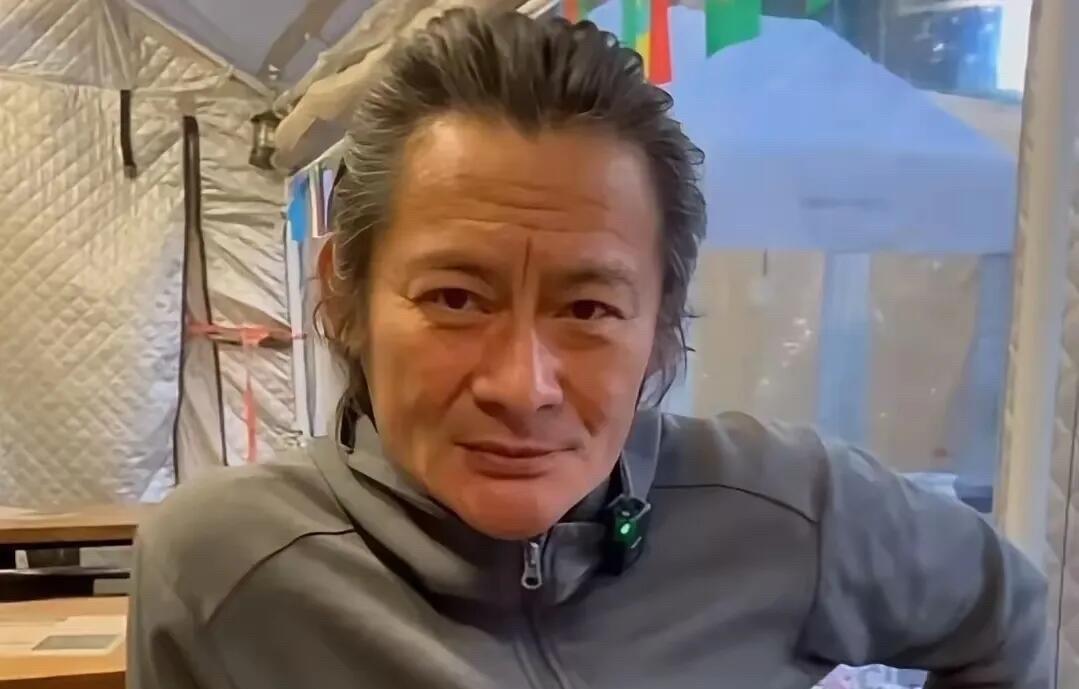 天呐，他这老的也太快了吧，还不到60岁，但看着却像60多岁的老男人了。满脸皱纹，