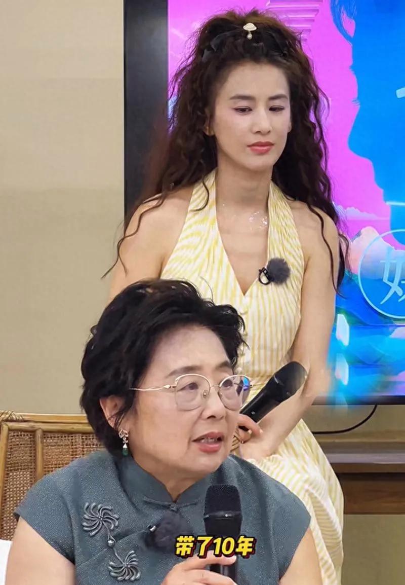 黄圣依妈妈第一次公开退休生活，我终于明白她为什么看不起女儿！自私自利的人不是