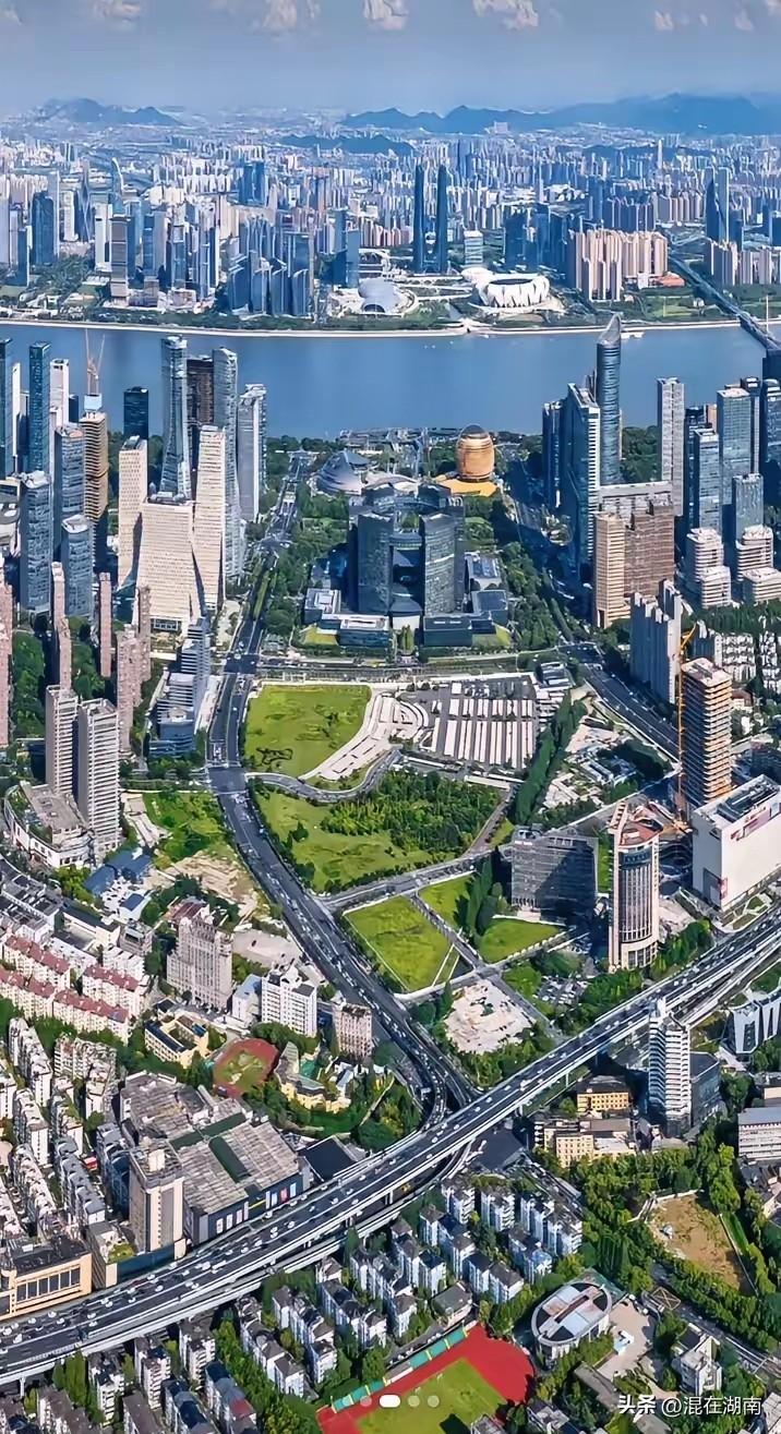 猜猜这是哪个城市？有的说是长沙，有的说是美国迈阿密，从城市发达程度来看，肯定不