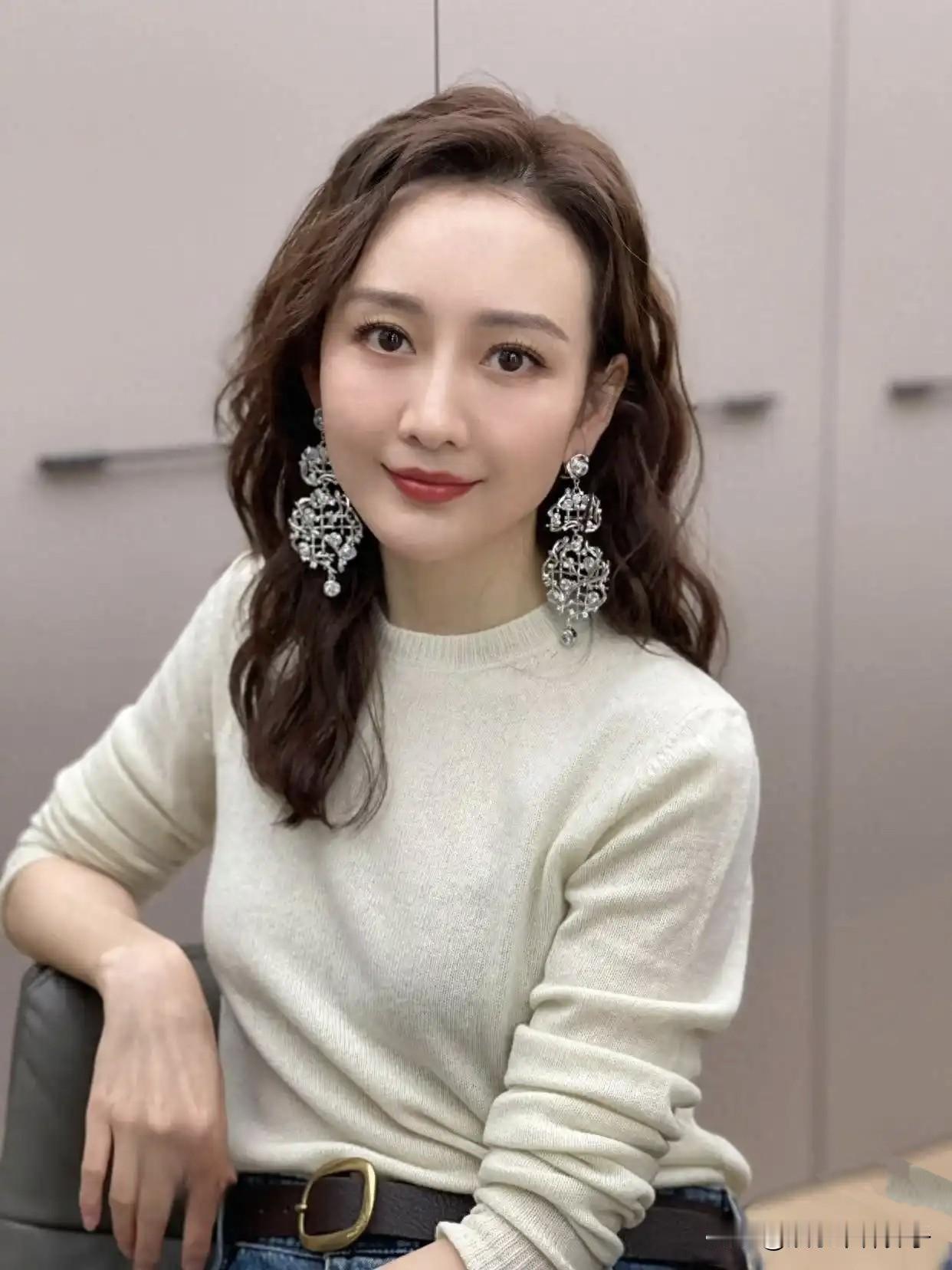 原来狗仔爆料是真的……王鸥大方承认目前独自养育一个女儿！8月31日，知名自娱