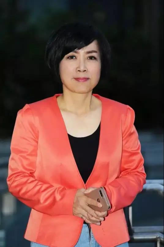 黄智贤最新公开发声正面硬刚邱毅，全盘否定对方对自己的所有评价，更是扔下一句“从