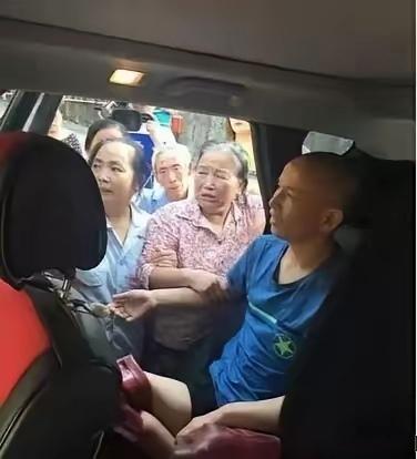 2016年，广州的周霞珍蹲下来给一个断脚乞丐扔硬币，乞丐感谢微笑。然而，当她看到