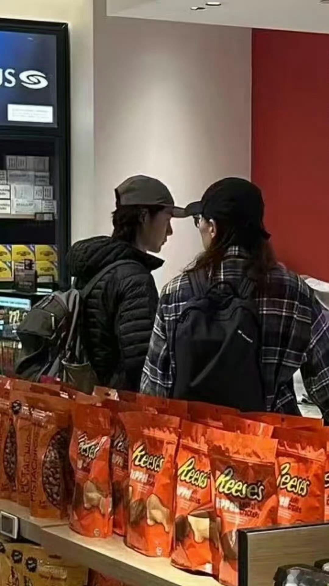 哇，这是一博吧？旁边是谁呀？​​​