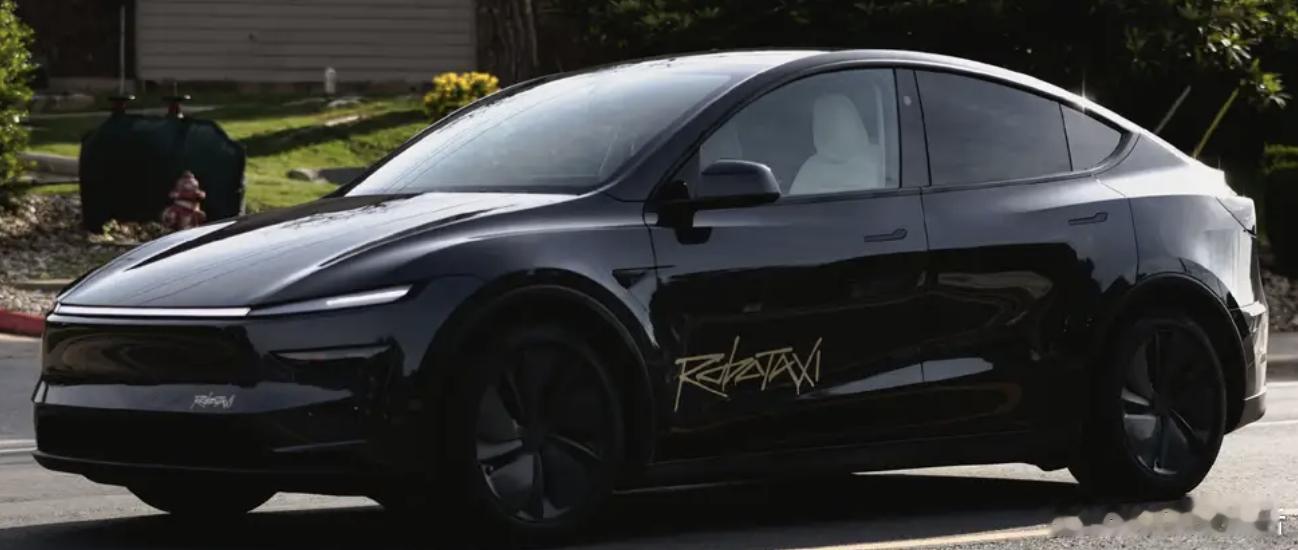 特斯拉Robotaxi真车首曝6月15日，特斯拉Robotaxi实车图曝光，根据