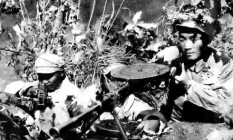 1951年，朝鲜鸡雄山，一名志愿军和队友已经弹尽粮绝，于是他对敌方美军喊道：“我