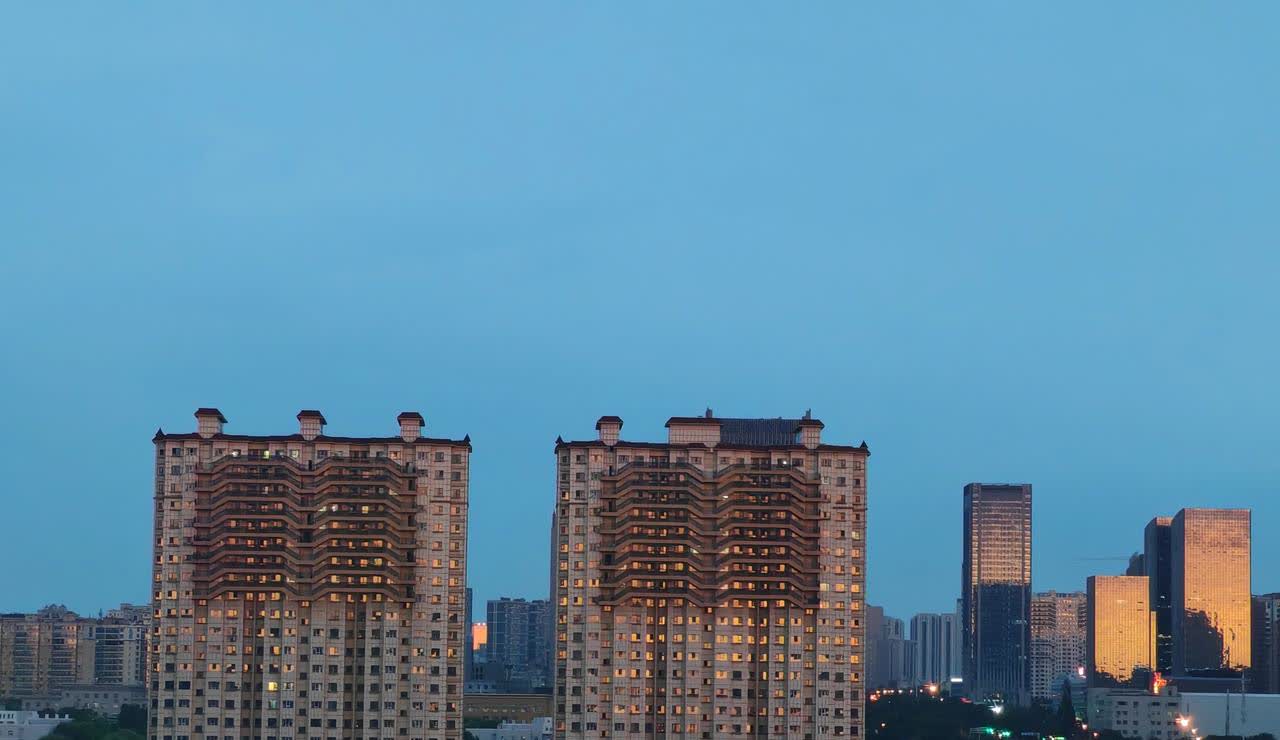 最近乌鲁木齐市内的两大热点话题，1.汇嘉时代作为胖东来调改店2.乌鲁木齐